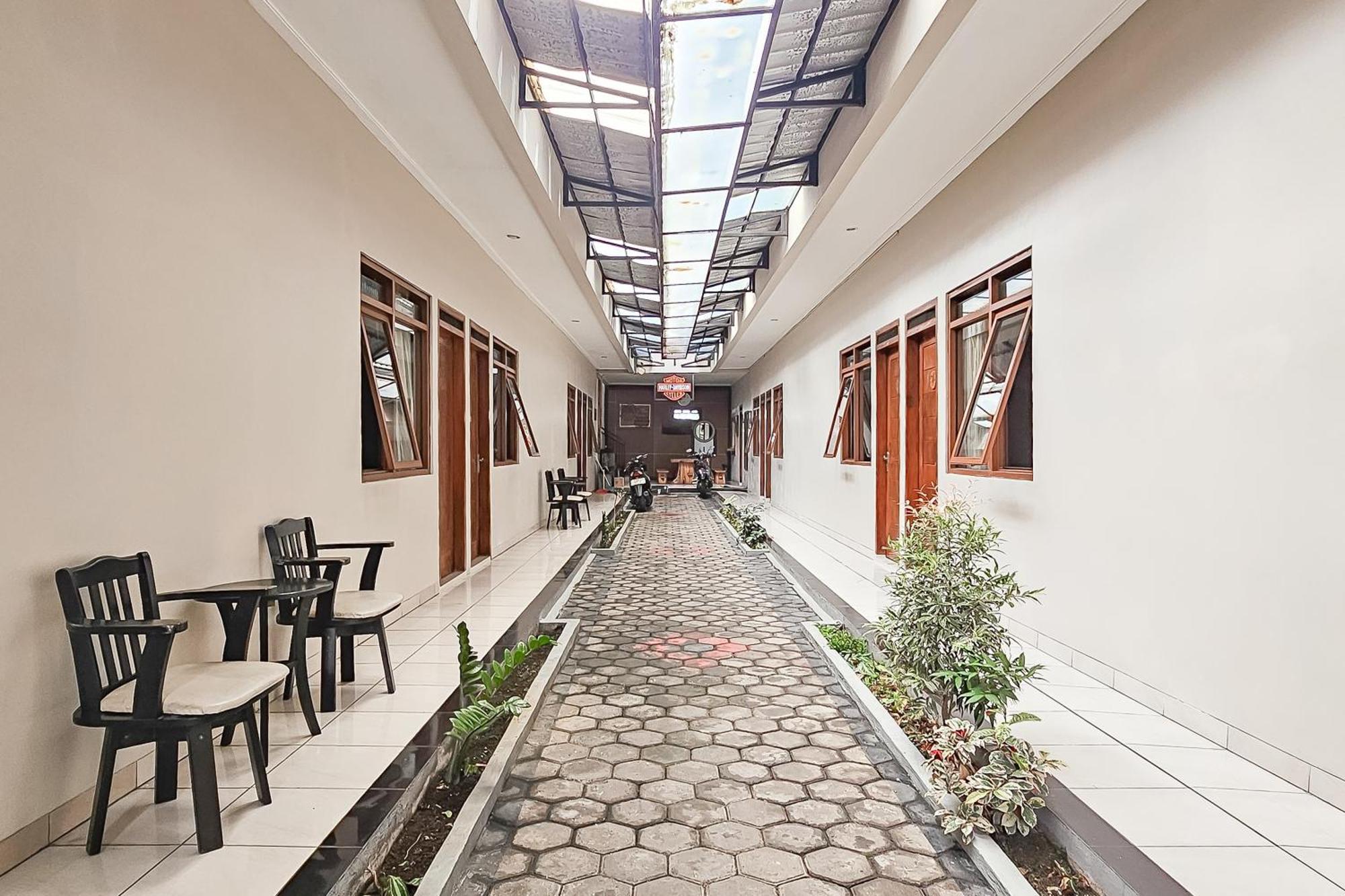 Wisma Brata Mitra Reddoorz Сукабуми Экстерьер фото